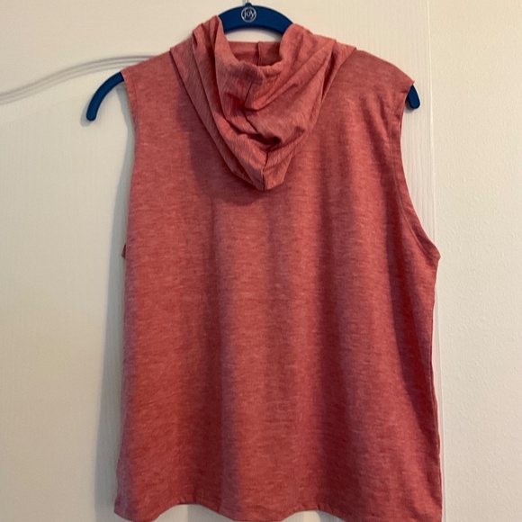 Cute sleeveless, hooded, T size medium - Picture 4 of 6